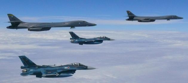 Угрозы КНДР: на Гуам вернули стратегические бомбовозы США