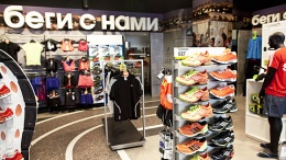 Adidas закрывает 160 магазинов в России