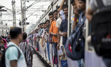 В Индии поезд сошел с рельс: 23 человека погибли