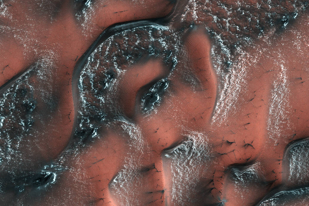Будто выглядят снежные дюны на Марсе: фото NASA