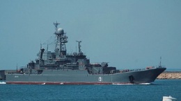 Российский военный корабль минет под аркой Керченского моста