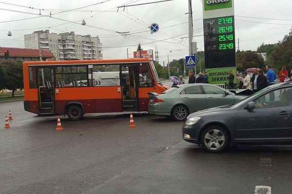 Шестеро пассажиров травмированы в столкновении маршрутки и легковушки во Львове(фото)