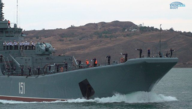 Под аркой Крымского моста миновал большенный десантный корабль ЧФ [фото, видео]