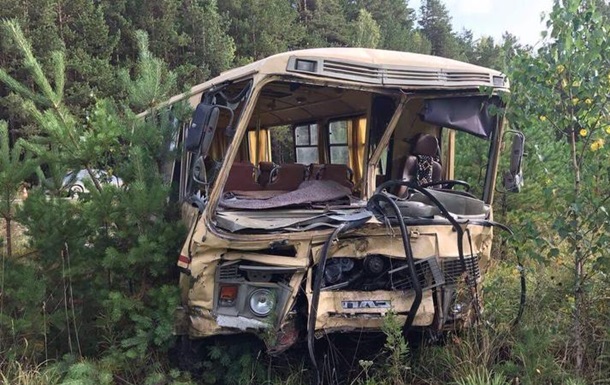 В России грузовик протаранил автобус: 14 пострадавших