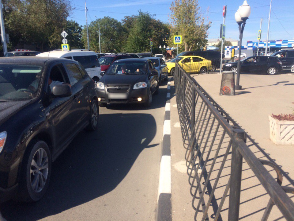 Из-за новоиспеченных паркоматов в аэропорту Симферополя возникают пробки [фото, видео]