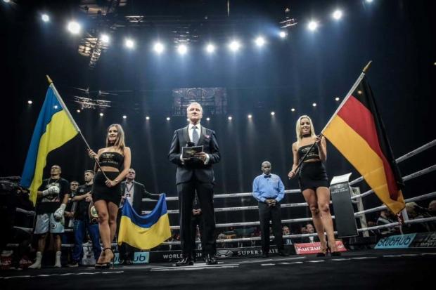 Усик – Хук: украинский боксер победил немца техническим нокаутом - видео боя