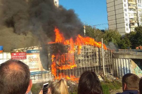 На базаре «Колибрис» на столичной Борщаговке приключился масштабный пожар(фото, видео)