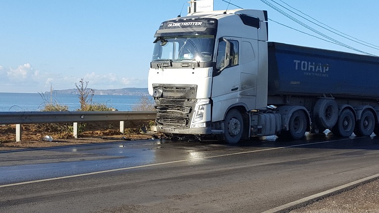 В Крыму микроавтобус столкнулся с фурой - один-одинехонек человек погиб, другой в реанимации [фото]
