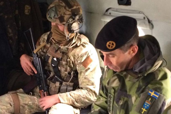 Главнокомандующий Вооруженными силами Швеции побывал в полосе АТО(фото)