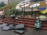 В Киеве на Майдане вандал разгромил монумент героям Небесной сотни(фото, видео)