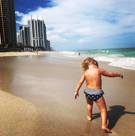 Яна Соломко отправилась на отдохновение в Майами вкупе со своей дочуркой