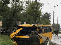 Под Киевом пассажирский автобус протаранил автобус Нацгвардии. Жрать жертвы(видео)