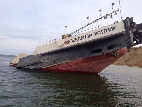 На Херсонщине затонула баржа: огромное нефтяное пятно растянулось на 6 километров(фото)