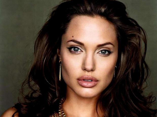 Анджелина Джоли вдохновила ювелира на создание колье с огромным сапфиром