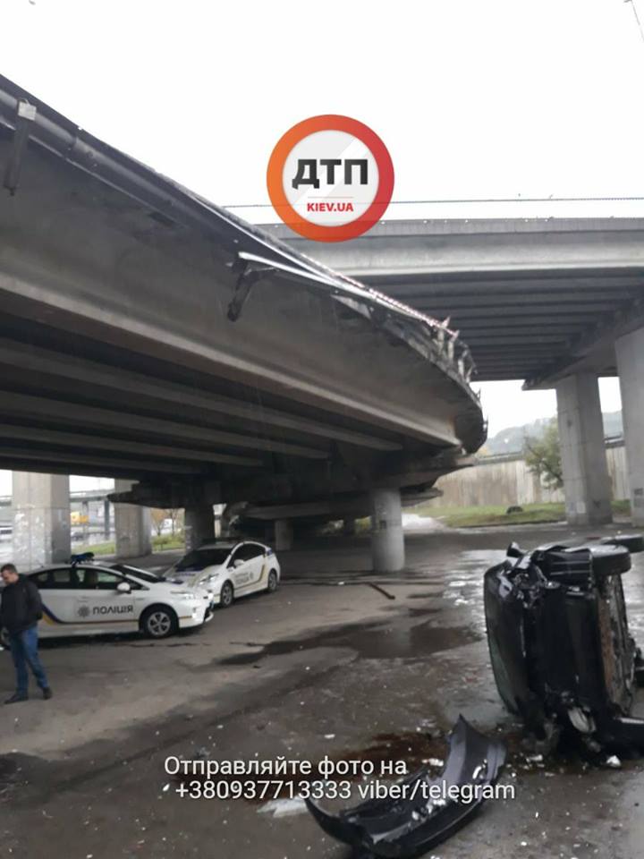 В Киеве упал с моста авто с водителем и ребятенком - СМИ