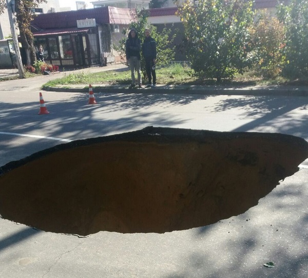 В Одессе на бойком участке стези образовался 3-метровый крах(фото)