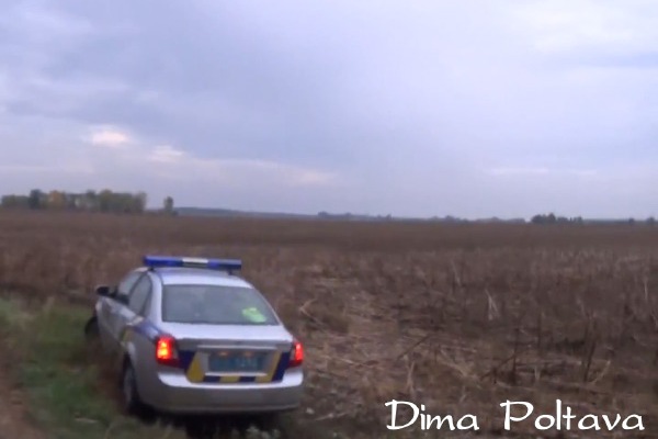 Полтавский полицейский, влипнув на взятке, кинул напарника и пробовал исчезнуть в поле(видео)