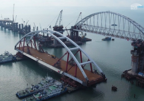 Автомобильную арку крымского моста подготовили к установке [фото, видео]