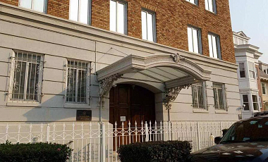 РФ заявила о сорванных флагах с посольства в Сан-Франциско