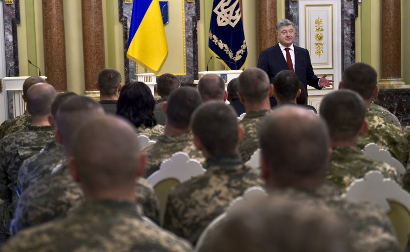 Президент вручив державні нагороди до Дня захисника України