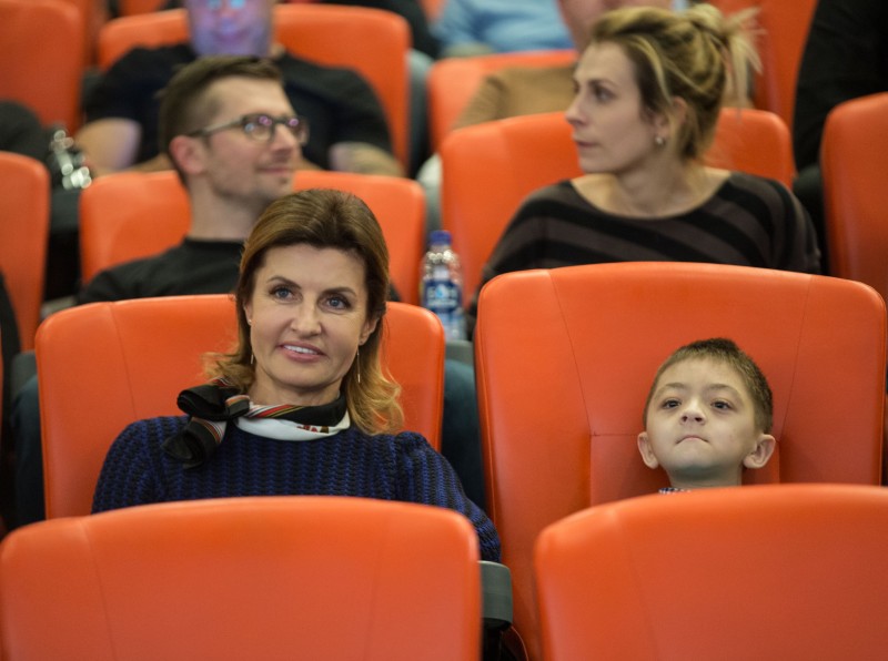 Марина Порошенко разом із дітьми з дитячих будинків та дітьми з інвалідністю відвідала прем’єру українського фентезі-фільму «Сторожова Застава»