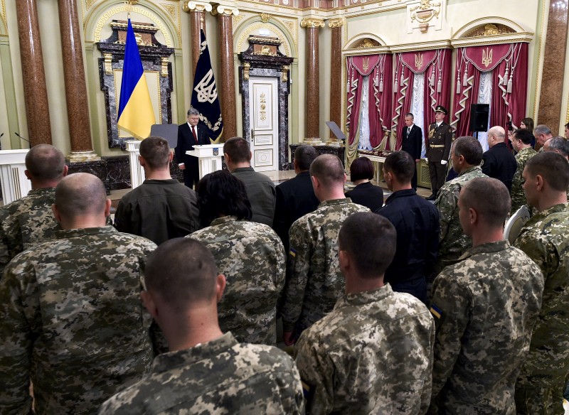 Гарантом незалежності України є українська армія  – Президент у Маріїнському палаці привітав захисників Вітчизни