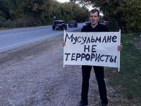В Крыму сотни татар вышли на одиночные пикеты против репрессий силовиков(фото)