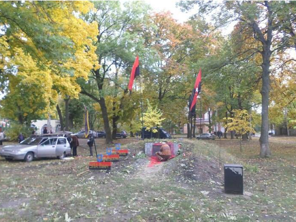 В Харькове вновь обдали красной краской монумент бойцам УПА(фото)