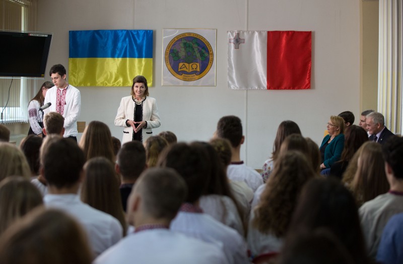 Дружина Президента України та Президент Республіки Мальта відвідали київську школу, яка спільно з мальтійським коледжем коротать онлайн-уроки за проектом Co-Teaching