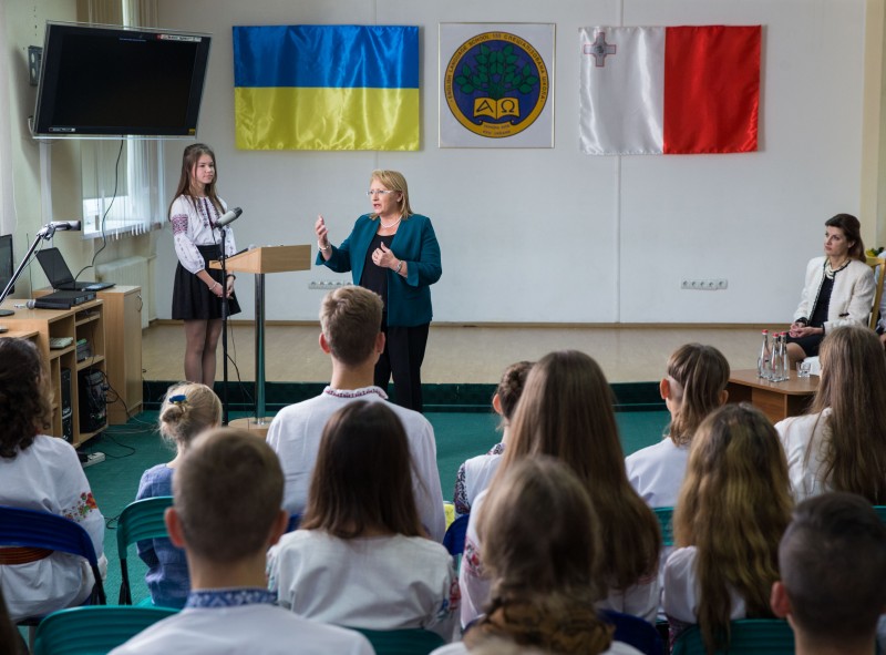 Дружина Президента України та Президент Республіки Мальта відвідали київську школу, яка спільно з мальтійським коледжем коротать онлайн-уроки за проектом Co-Teaching