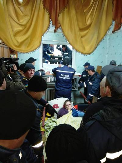 На Житомирщине 60 спасателей два часа грузили в авто 370-килограммовую бабу(фото)