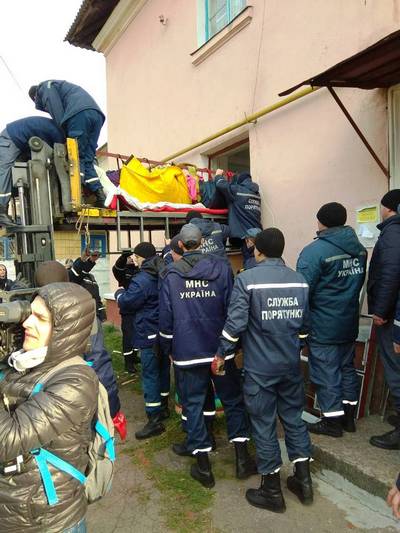 На Житомирщине 60 спасателей два часа грузили в авто 370-килограммовую бабу(фото)