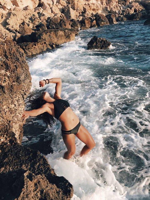 Руслана станцевала яркий танец возле морских скал