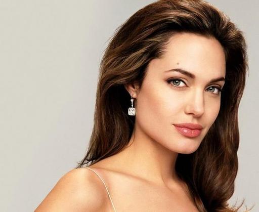 Анджелина Джоли созналась, что ей больно нелегко быть одной