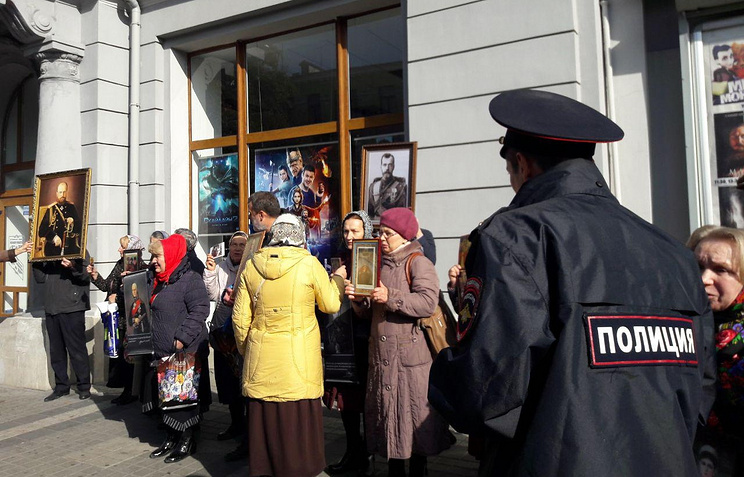 В Крыму перед премьерой "Матильды" возникли акции протеста - МВД обостряет меры безопасности [фото, видео]