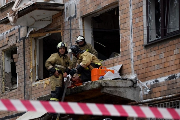 В Донецке от мощного взрыва в пятиэтажке обрушились перекрытия трех этажей(фото, видео)