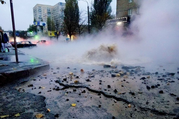 В Киеве из-за прорыва трубы залило улицу(фото)