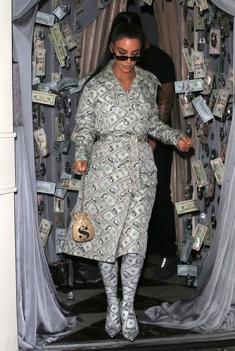 Ким Кардашьян пришла на вечеринку в тренче, испещренном баксовыми купюрами