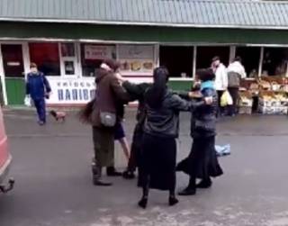 В Кременчуге цыганки устроили массовую драку, не поделив орешки. Возникло видео