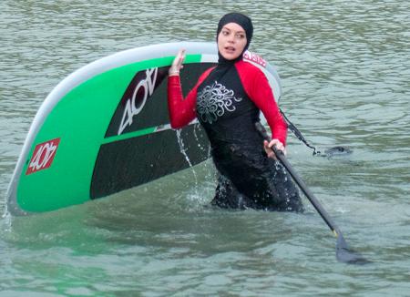 Линдси Лохан удивила своим появлением в мусульманском купальном костюме на пляже в Таиланде