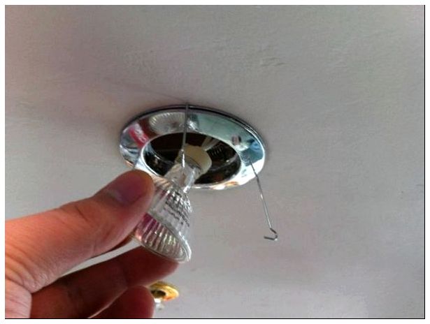 Как выкрутить лампочку из подвесного потолка: описание причин демонтажа и способов его реализации