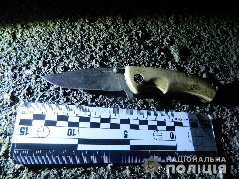 Полиция Киева застопорила мужчину, напавшего с ножом на 15-летнего подростка