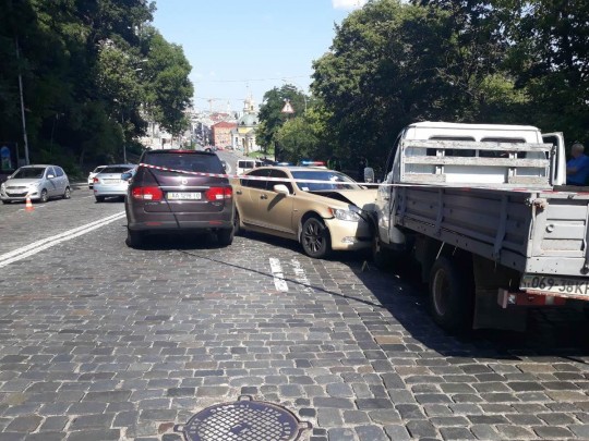 В фокусе Киева приключилось летальное ДТП с участием Lexus: эксклюзивные фото с места аварии
