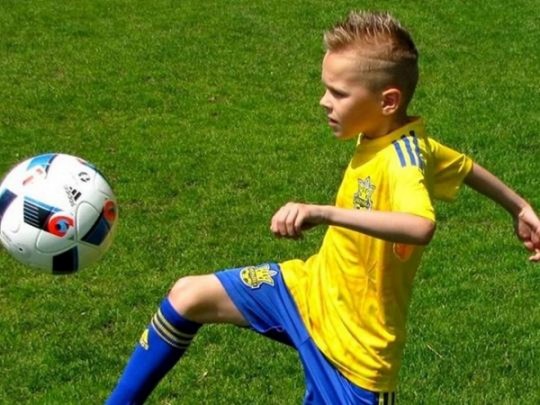BottleCapChallenge: юный украинский футболист удивил сеть необычным способом открыть бутылку(видео)