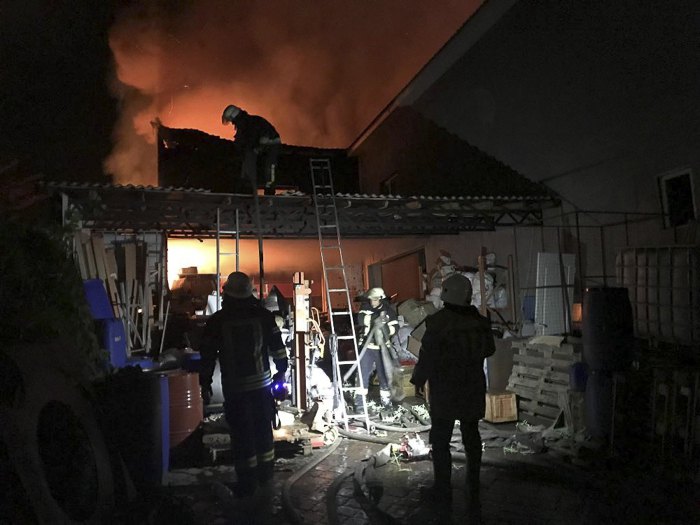 В Одесской области спасатели 5 часов тушили пожар на складах с косметикой