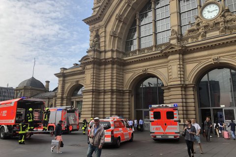 В Германии дядька столкнул мать с ребятенком под поезд