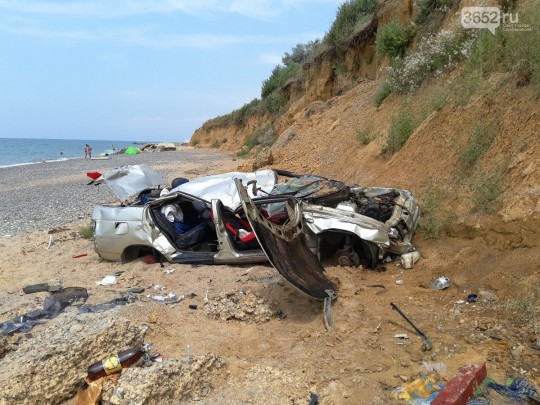Разнесло на части: в Крыму авто сорвалось с 10-метрового крутояра напрямик на пляж(фото)