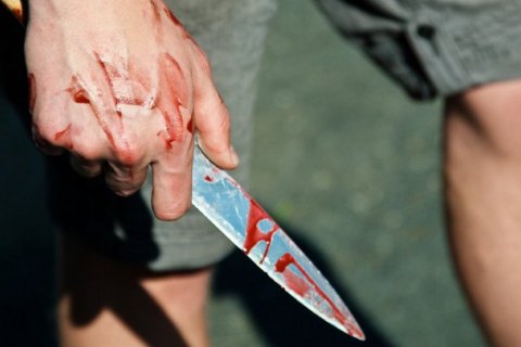 Сбежавший из больницы дядька, пытаясь покончить с собой, изранил ножом полицейского
