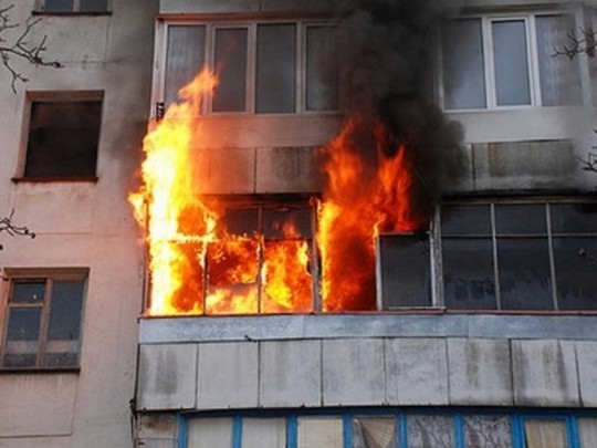 Подпалил квартиру и ретировался пить пиво: в Киеве горе-сын вряд не убил собственную мать(видео)