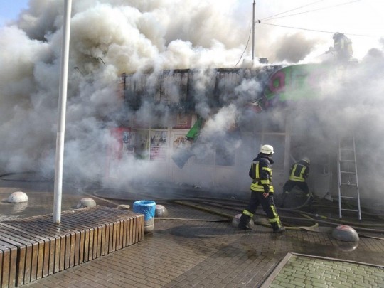 В Киеве пламенел базар возле метрополитен "Дарница": первые фото и видео